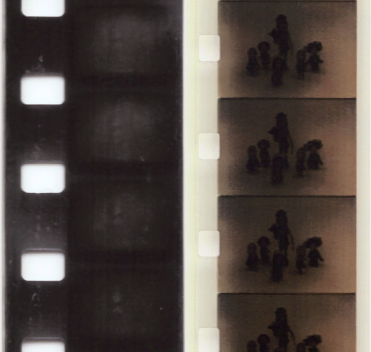 Widok taśmy filmowej 8mm i super 8mm