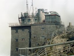 Tatry, schornisko na szczycie Łomnicy, około 2000 roku